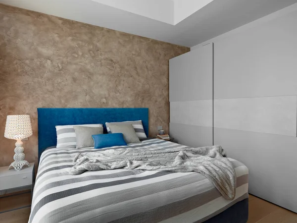 Planda Yatak Odası Planda Modern Yatak Arka Planda Sağda Kapılı — Stok fotoğraf