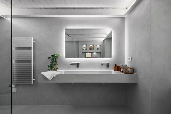 Interieur Zicht Een Moderne Badkamer Voorgrond Het Aanrecht Wastafel Het — Stockfoto