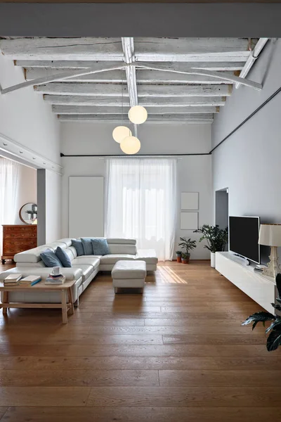 Innenansicht Eines Modernen Wohnzimmers Das Sofa Steht Vor Einem Fernsehschrank — Stockfoto