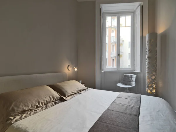 Innenansicht Eines Modernen Schlafzimmers Mit Stehlampe Und Fenster — Stockfoto