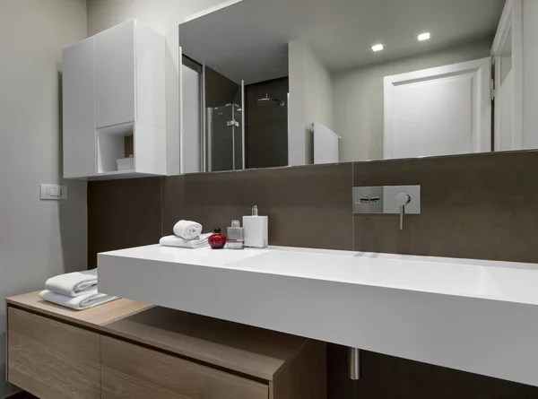 Interieurzicht Van Een Moderne Badkamer Voorgrond Wastafel Houten Badkamer Kast — Stockfoto