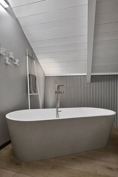 Interieur Uitzicht Een Moderne Badkamer Zolder Voorgrond Een Vrijstaande Vloer — Stockfoto