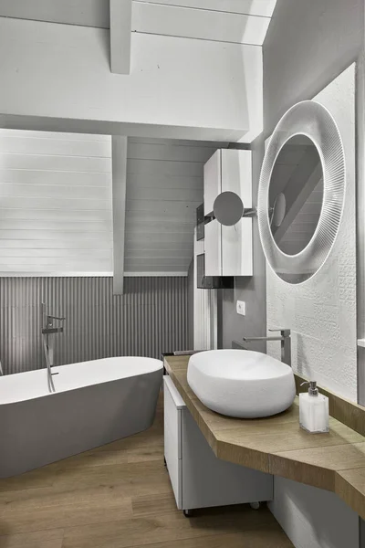 Interieur Zicht Een Moderne Badkamer Zolder Voorgrond Het Aanrecht Badkamer — Stockfoto