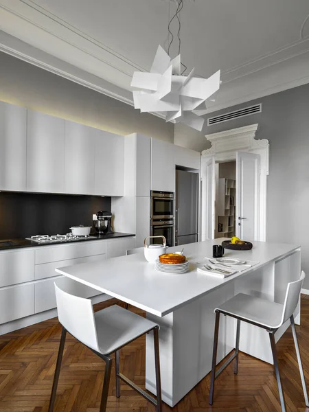 Innenansicht Einer Modernen Weißen Küche Vordergrund Die Kücheninsel Mit Zwei — Stockfoto