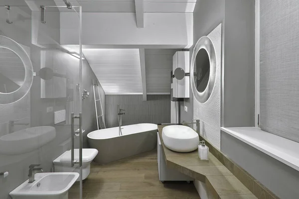 Vista Interna Baño Moderno Ático Con Una Bañera Independiente Caja — Foto de Stock