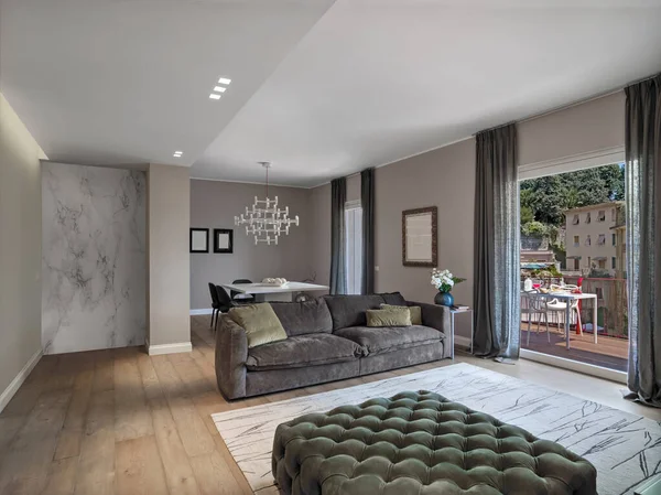 Innenansicht Eines Modernen Wohnzimmers Mit Blick Auf Die Terrasse Vordergrund — Stockfoto