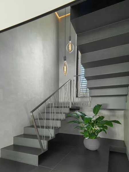 2つのペンダントランプで照らされたモダンなヴィラの階段スペースの詳細 ロイヤリティフリーのストック画像