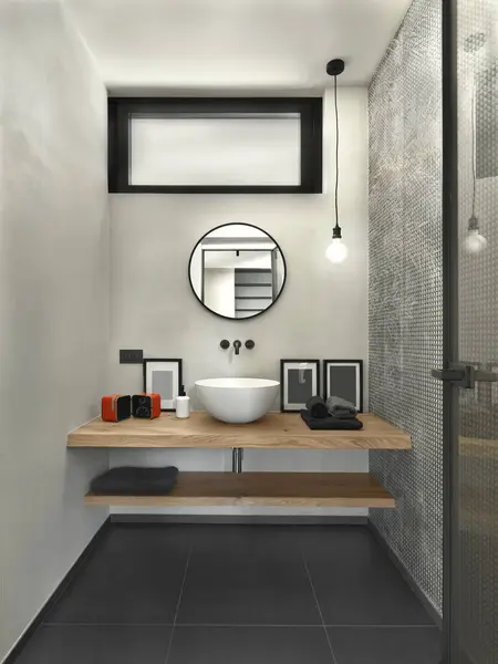 配备现代化浴室用容器水池的木制台面的细部 图库照片