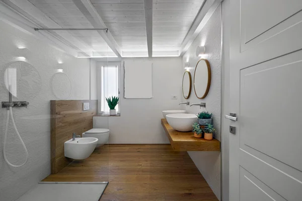木製の天井と床が付いているモダンなバスルームのインテリアビュー 木製の上の右の2つのカウンターの洗面台 左側にはトイレとビデオがあります ストック写真