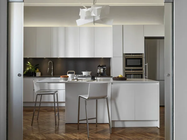 Innenansicht Einer Modernen Küche Mit Kücheninsel Und Holzboden Stockfoto