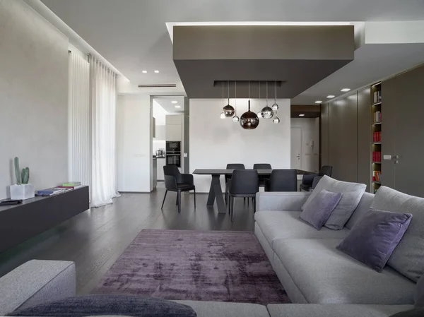 Modernes Interieur Eines Wohnzimmers Mit Sofa Zur Küche Und Eingang — Stockfoto
