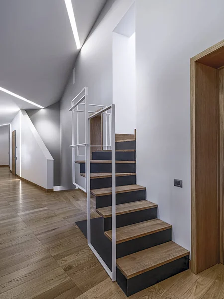 Крупным Планом Лестницы Коридоре Деревянным Полом — стоковое фото