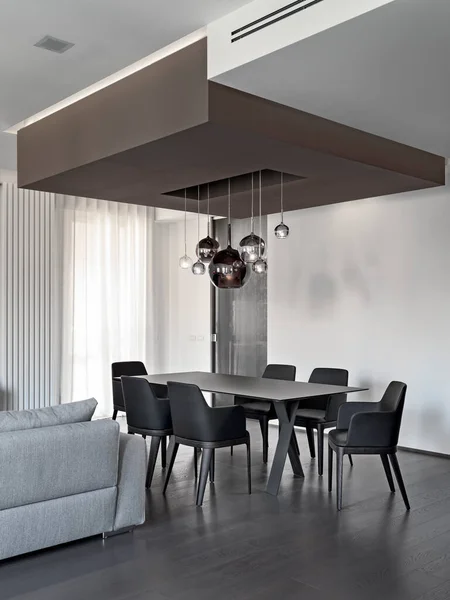 Modern Bir Yemek Odasındaki Yemek Masası Deri Sandalyelerin Yakın Çekimi — Stok fotoğraf
