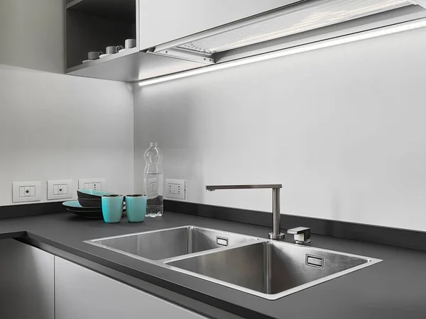 Çelik Lavabonun Modern Mutfağın Musluğunun Yakın Çekimi — Stok fotoğraf