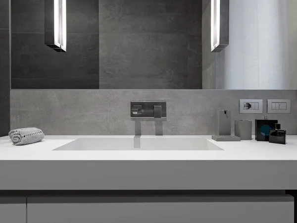 Bir Banyo Lavabosunun Modern Bir Banyonun Musluğunun Yakın Çekimi — Stok fotoğraf