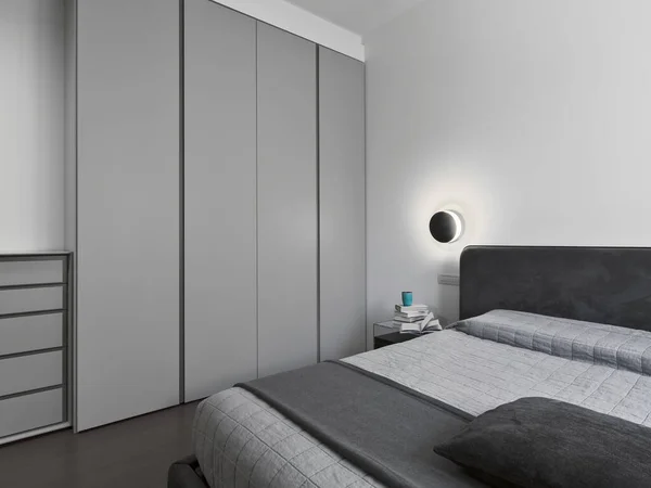 Modern Yatak Odası Gardıropta Bir Kumaş Yatağın Yakın Çekimi — Stok fotoğraf