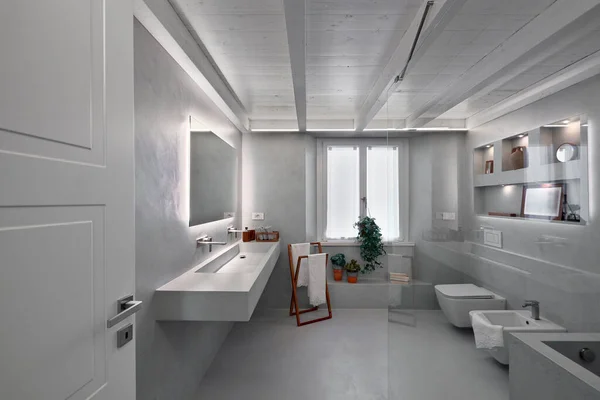 现代化厨房的内部 有木制地板和天花板 在厨房岛和凳子的前面 — 图库照片