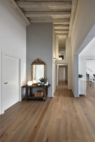Innenansicht Des Eingangs Einer Modernen Wohnung Mit Holzboden Vordergrund Eine — Stockfoto