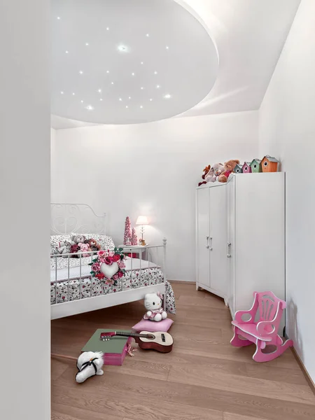 Interior Dormitorio Infantil Moderno Con Suelo Parquet Algunos Juguetes Títeres — Foto de Stock