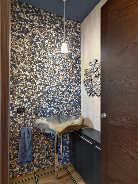 Vista Interior Banheiro Moderno Primeiro Plano Lavatório Pedra Parede Coberta — Fotografia de Stock