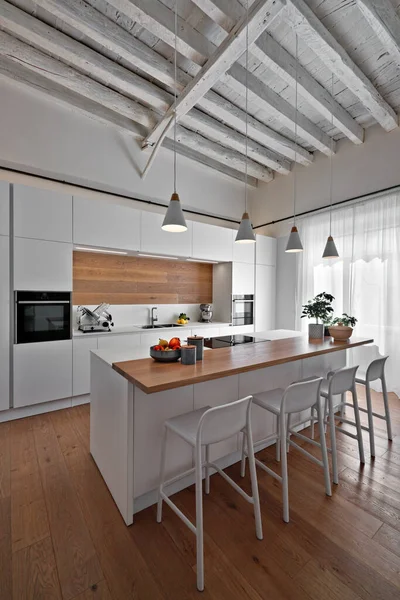 Interior Uma Cozinha Moderna Com Piso Madeira Teto Primeiro Plano Imagem De Stock