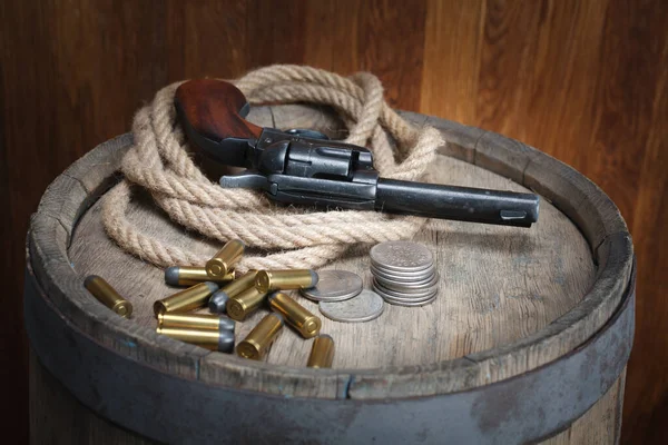 旧西式左轮手枪 枪弹装在木桶上 — 图库照片