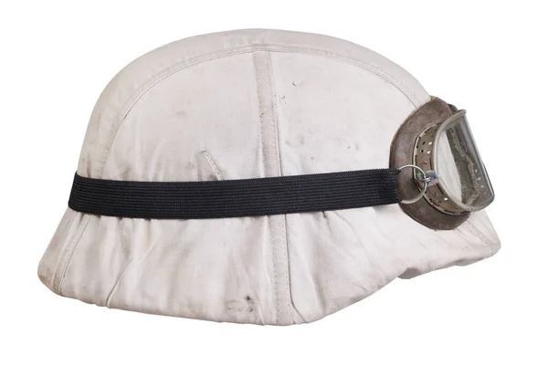 Německá Nacistická Vojenská Helma Ochrannými Brýlemi Bílým Maskovacím Krytem Typ — Stock fotografie