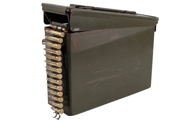 弾薬箱にカートリッジ付き弾薬ベルト — ストック写真
