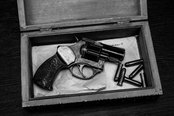 Pistola Revólver Vintage Antigua Con Munición Caja Madera Para Letras — Foto de Stock