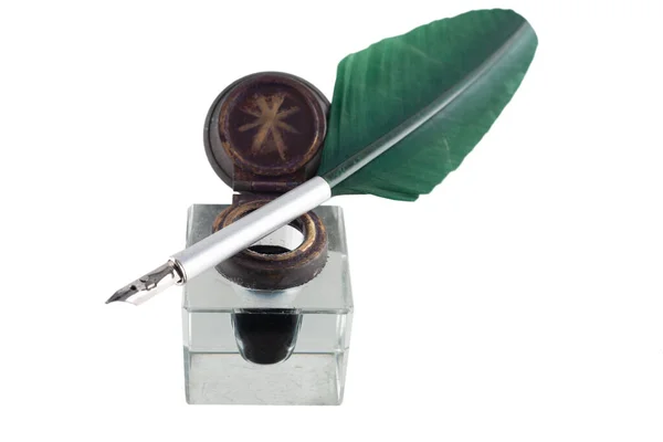 Antique Pena Vintage Pena Com Tinta Vidro Isolado Fundo Branco — Fotografia de Stock