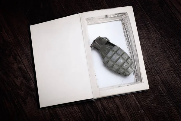 Granat Ręczny Ukryty Książce — Zdjęcie stockowe