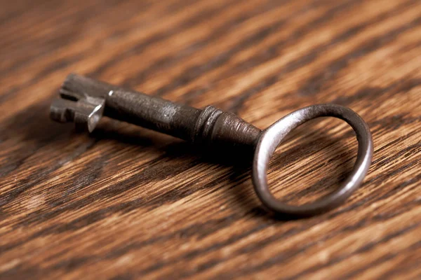 Антикварный Старинный Ключ Деревянном Фоне — стоковое фото
