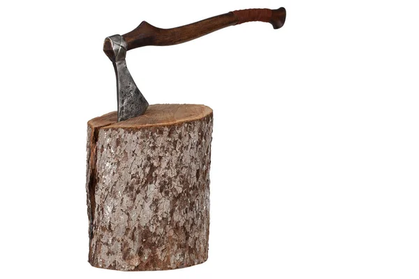 アンティークバイキング斧木製ハンドルで木のログに白の背景 — ストック写真
