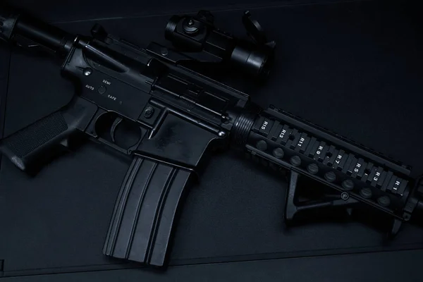 Sturmgewehr Mit Optischem Visier Auf Schwarzem Hintergrund — Stockfoto