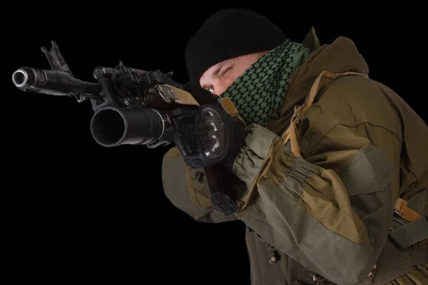持Kalashnikov 47冲锋枪的亲俄罗斯民兵 枪管内装有黑色背景榴弹发射器 — 图库照片