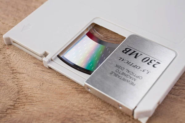 230 Megabayt Manyetik Optik Disk Tahta Masa Üzerindeki Diskin Kayıt — Stok fotoğraf