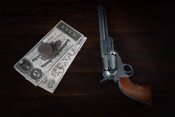 Régi Nyugati Revolver Számlával Ezüst Dollárral Asztalon — Stock Fotó