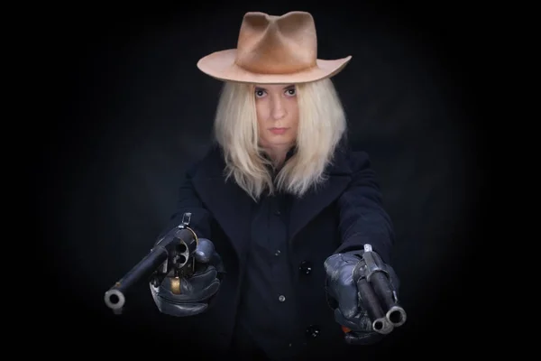 Блондинка Запада Стреляет Револьвера Черном Фоне — стоковое фото