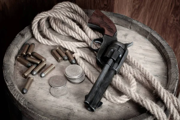 Régi Nyugati Revolver Töltényekkel Ezüst Dollár Érmékkel Fahordón — Stock Fotó