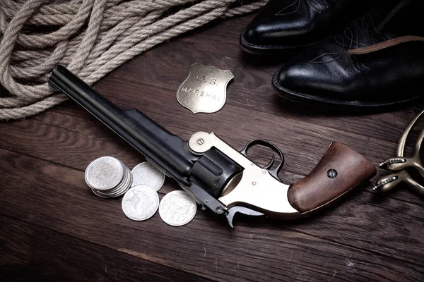 Old West Revolver Marshal Badge Silver Dollars Hat Rope Cowboy — 스톡 사진