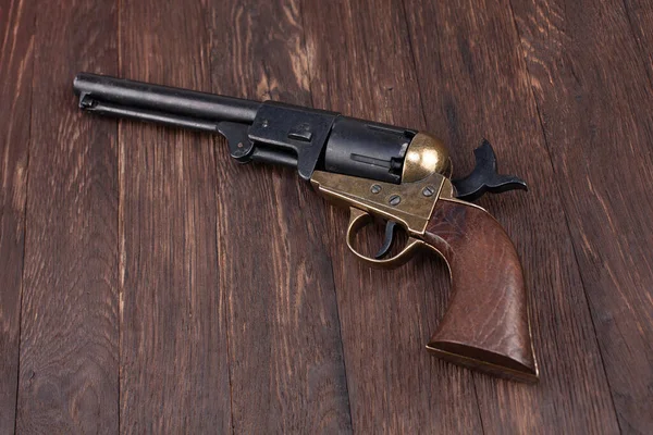 Old West Gun Percussion Army Revolver Wooden Table — 图库照片
