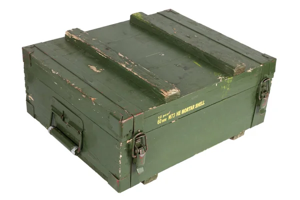 弾薬箱の緑色は白地に隔離された砲弾の色 — ストック写真