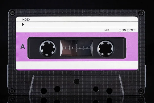 粉红标签复古精制盒式磁带A面黑色背景 — 图库照片