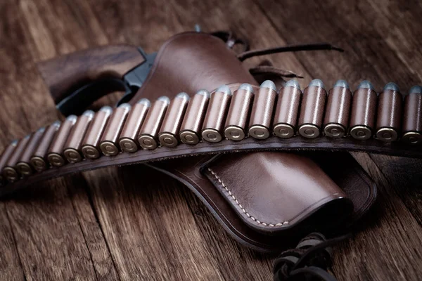 Régi Nyugati Bőr Pisztoly Lőszerekkel Pisztollyal Tokjában Asztalon — Stock Fotó
