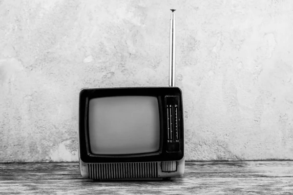 木制地板前置混凝土墙背景板上老式复古模拟电视机 — 图库照片