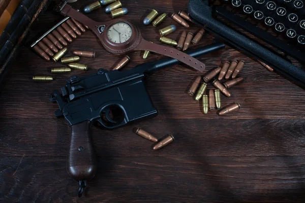 Máquina Escribir Vintage Pistola Retro Vintage Con Municiones Mesa Madera — Foto de Stock