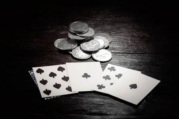 Ruka Mrtvého Muže Stříbrné Mince Sázejí Dvojice Poker Ruku Skládající — Stock fotografie