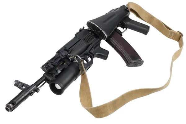 现代Kalashnikov 45X39毫米Ak 74M突击步枪 40毫米口径枪管下榴弹发射器 白色背景隔离 — 图库照片