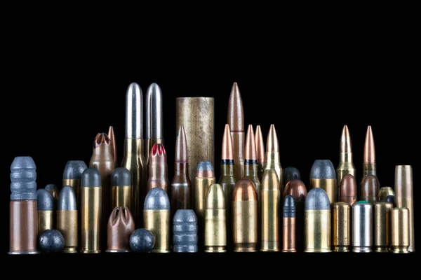 Ammuninitie Zwarte Achtergrond Verschillende Patronen Voor Geweer Pistolen Revolvers Een — Stockfoto