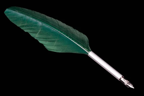 Yeşil Tüy Kalem Siyah Arkaplanda Izole — Stok fotoğraf